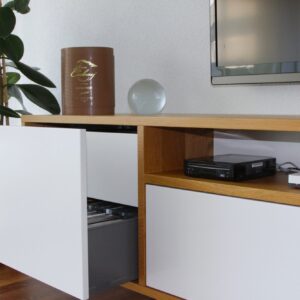 Tv-Möbel Eichenholz massiv mit weiss lackierten Schubladen