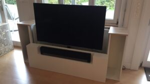 Tv-Möbel mit Lift und Soundbar